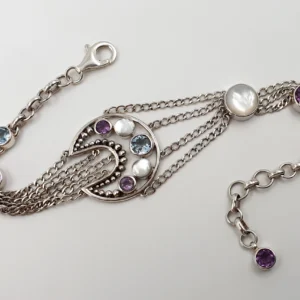 Bracciale con mezzaluna decorato da madreperle, ametiste e topazi blu. BV0329