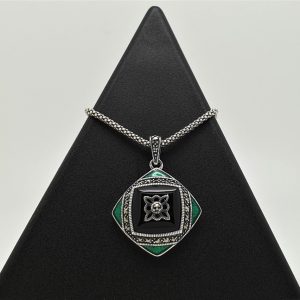 Pendente con agata nera, smalto e marcassiti griffate. PD0470