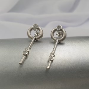 Orecchini rodiati, con Cubic Zirconia.  OD0455