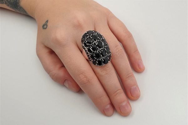 Grosso anello con Spinelli neri.  AH2938 - immagine 2