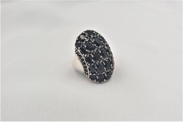 Grosso anello con Spinelli neri.  AH2938