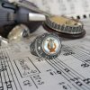 Anello "Music Lovers" dedicato a professionisti e amanti della musica, top in madreperla. AD2020