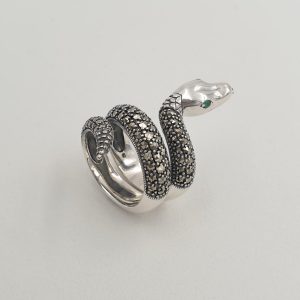 Anello serpente, marcassiti griffate e smeraldi per occhi.  AD1810