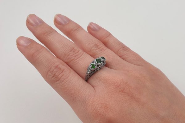 Anello trilogy con cromo diopside e diamanti di taglio semplificato.  AD2112 - immagine 2