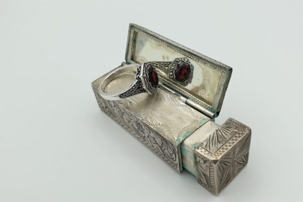 Anello stile retrò con granato africano e marcassiti griffate.  AR0175