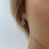 Orecchini floreali con perle naturali e marcassiti griffate. OD2002 - immagine 2