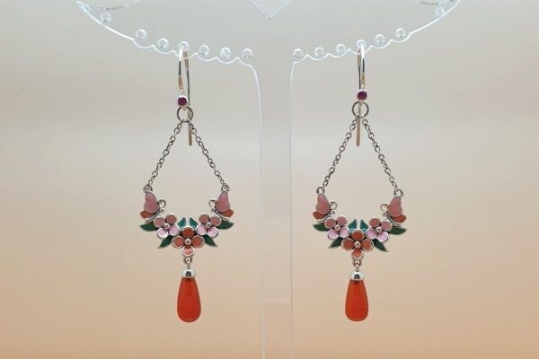 Orecchini floreali in smalto arancione e rosa, con rubino e goccia di corniola. OD2364