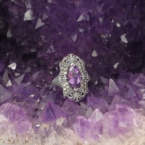 Anello con ametista in una cornice d'argento finemente realizzata. AD2111