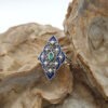 Anello ad intrecci, con agata verde centrale, perle coltivate, smalto e marcassiti griffate. AD2158