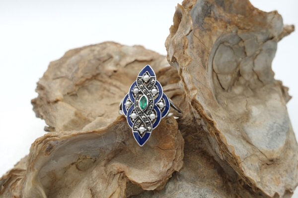 Anello ad intrecci, con agata verde centrale, perle coltivate, smalto e marcassiti griffate. AD2158