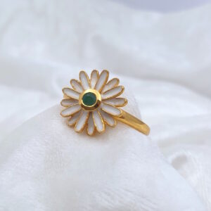 Anello margherita dorato con smeraldo centrale e petali smaltati. AH0936