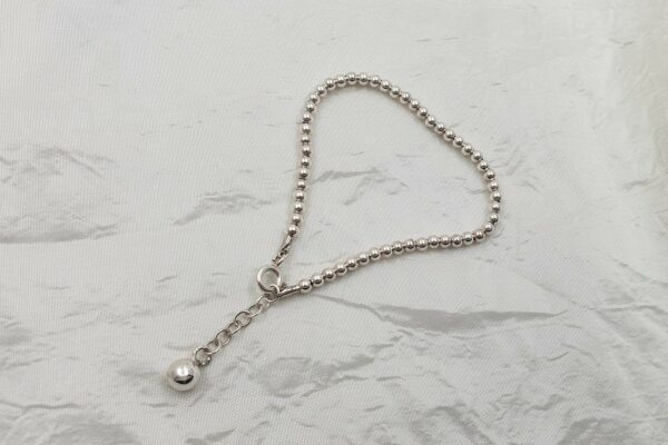 Bracciale di sole palline d'argento su catena sempre d'argento. BA0405