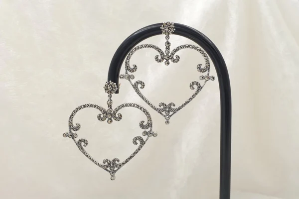 Grandi e raffinati orecchini a cuore in stile barocco, bordi decorati con marcassiti griffate. OD0862