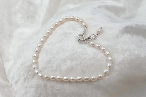 Bracciale con perline ovali d'acqua dolce. BA0410