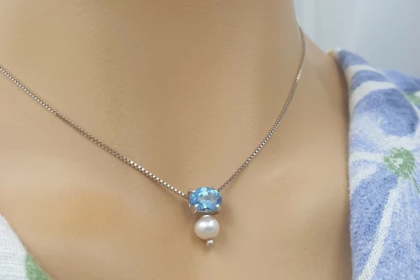 Girocollo con pendente di topazio blu sfaccettato e perla. CA1385 - immagine 2