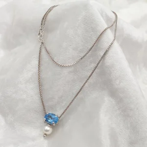 Girocollo con pendente di topazio blu sfaccettato e perla. CA1385